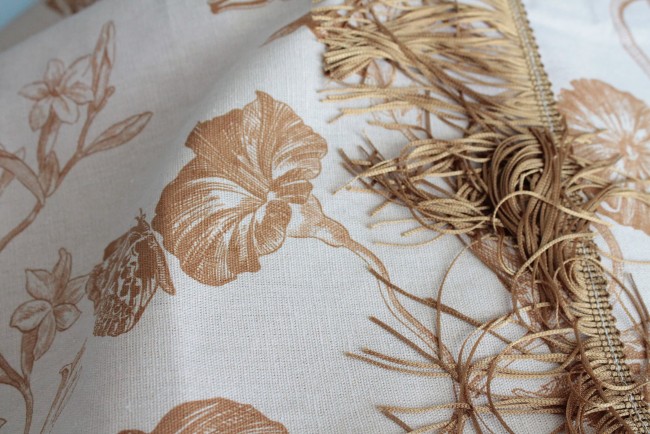 Détail de la frange or sur le coussin 