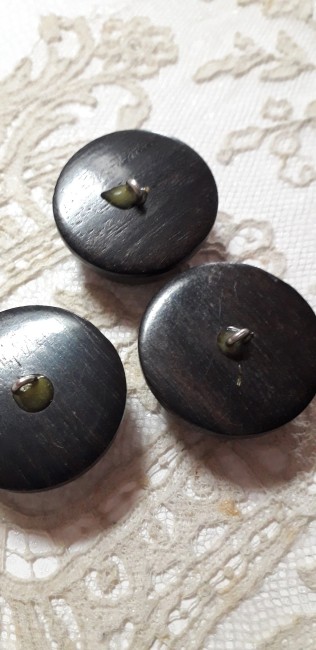 Bouton en bois et nacre de Tahiti avec queue en métal Bouton en bois et nacre de Tahiti avec queue en métal