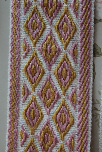 Gros plan sur le galon jacquard et son tissage