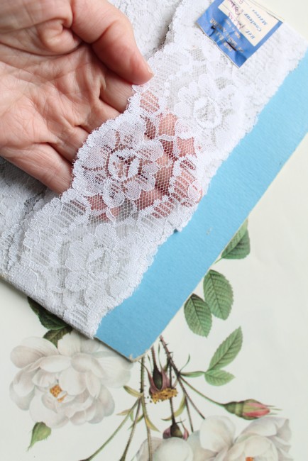 Dentelle présentée sur une main de manière à vous permettre d'imaginer sa dimension et de voir plus clairement le motif de fleur