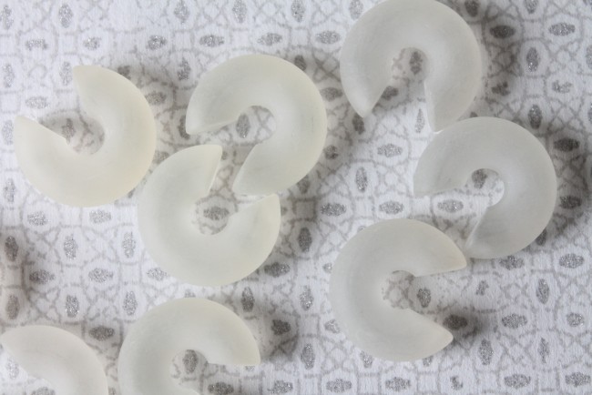 Perles blanches en croissant de lune Perles blanches en croissant de lune