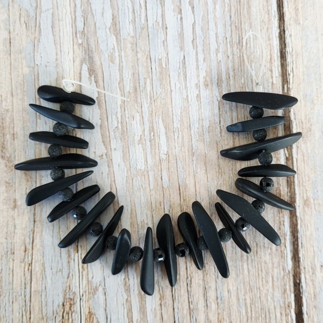 Perles  arêtes de poisson, verre recyclé, noir, 2-4x20-30 mm