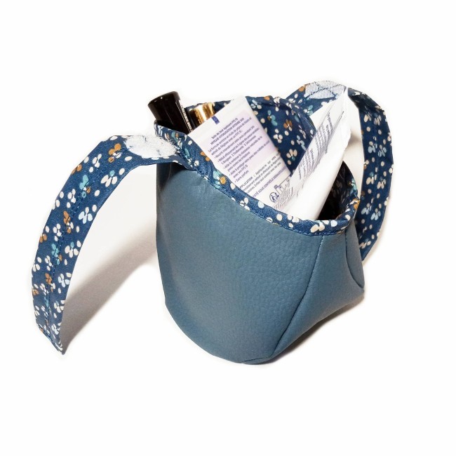 panier-maquillage-original-bleu-ouvert