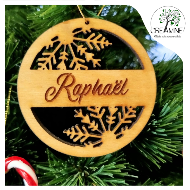 Boule de noël en bois gravé