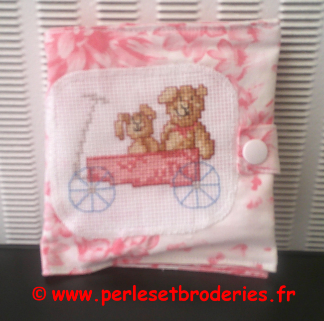 Pochette tissu blanc fleur rose - Ours et lapin dans chariot rose fermé