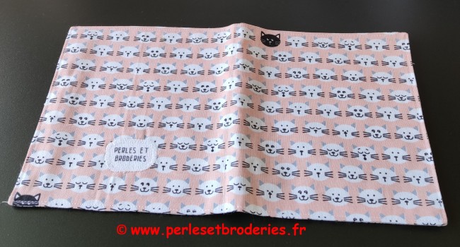 Couverture rose tête chat