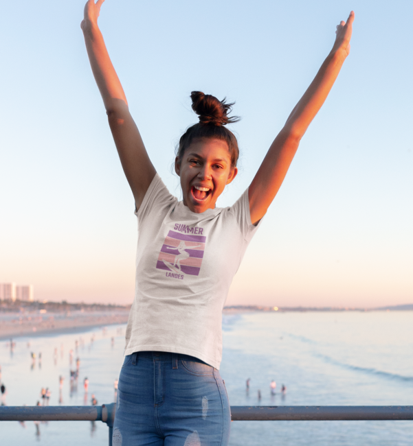 mockup t-shirt femme qui surfe summer landes pink et mauve