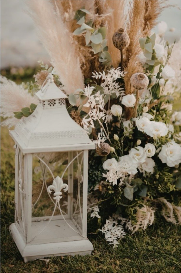 Lanterne blanche décorative avec composition florale bohème en pampas et fleurs blanches pour décoration de mariage   bohème champêtre