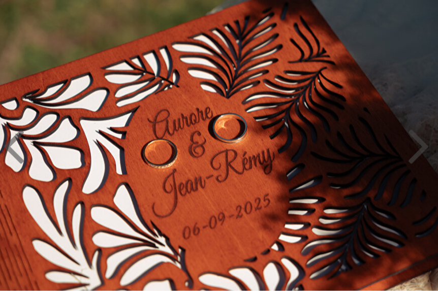 Livre d’or mariage en bois personnalisé avec prénoms et date gravés – couverture motif feuillage élégant