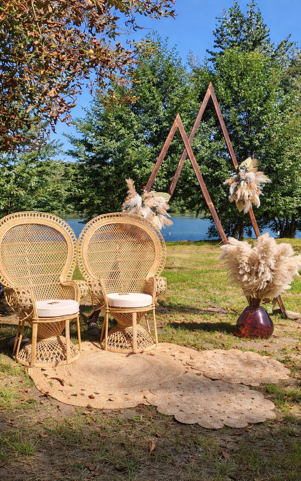 Décoration de cérémonie de mariage bohème à Toulouse, arche en bois et fauteuils Emmanuelle