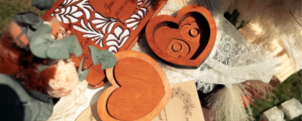 Porte-alliances et décorations de mariage en bois, pièces uniques et personnalisées