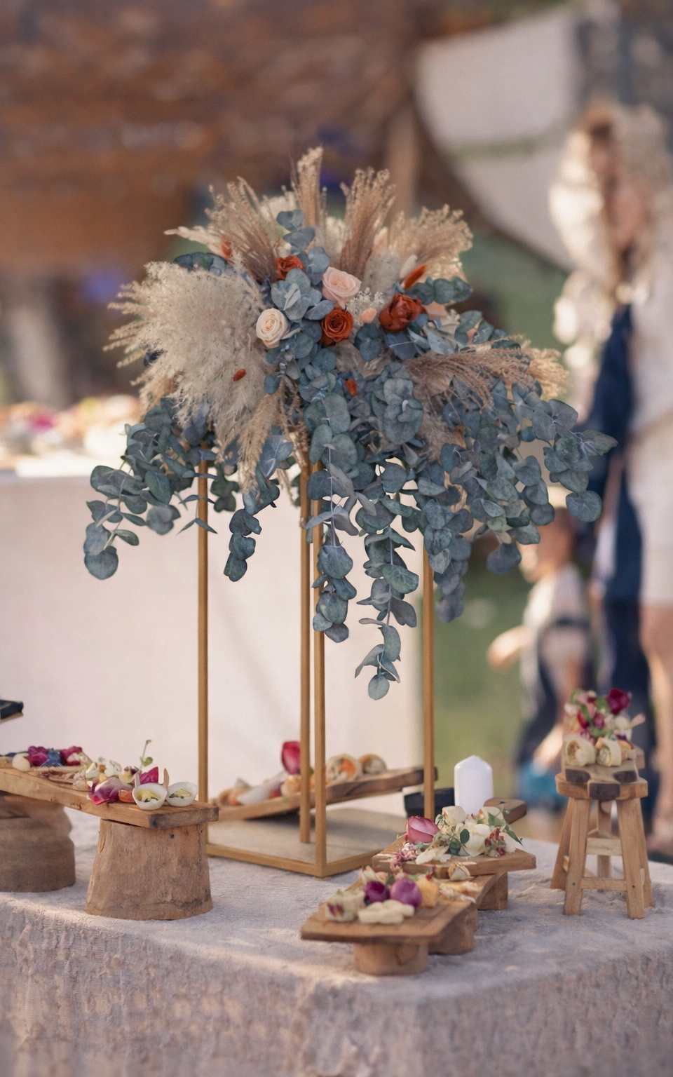 Centre de table floral avec fleurs séchées pour mariage bohème. Décoration artisanale à Toulouse