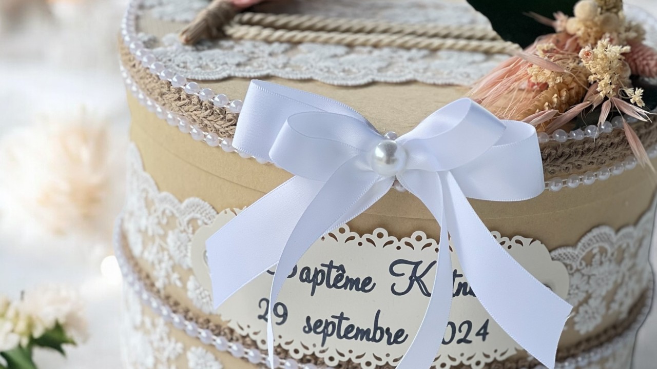 Urne de mariage Amandine en kraft avec dentelle et fleurs séchées