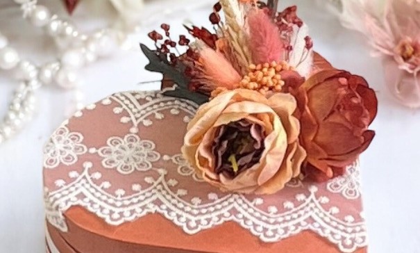 Boîte à alliances cœur terracotta Collection Tara 2 avec dentelle blanc crème et composition florale bohème aux tons automnaux