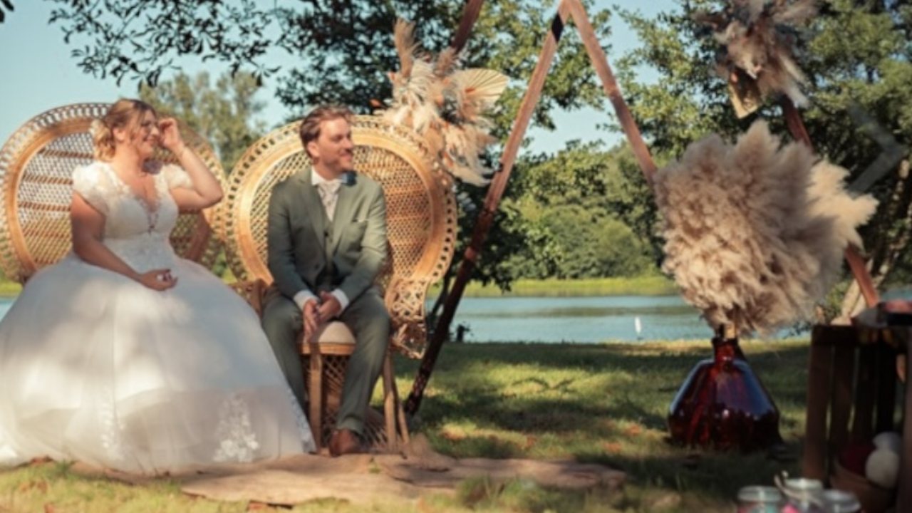 Couple de mariés bohème lors d’un mariage romantique à Toulouse, décoré par LesCreaDeVal