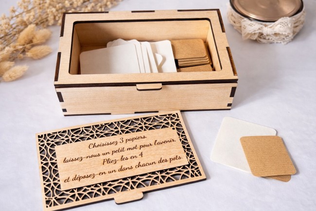 boite-bois-ouverte-papiers-mariage boîte en bois ouverte contenant papiers kraft et ivoire pour animation mariage