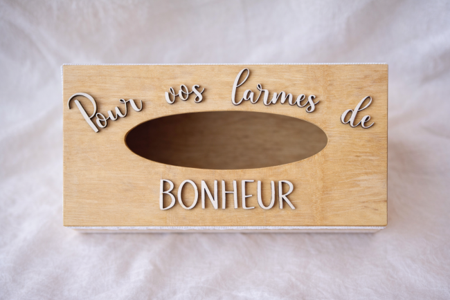 Détail dessus boîte à mouchoirs mariage bohème Boîte à mouchoirs mariage vue du dessus avec inscription Pour vos larmes de BONHEUR et ouverture ovale