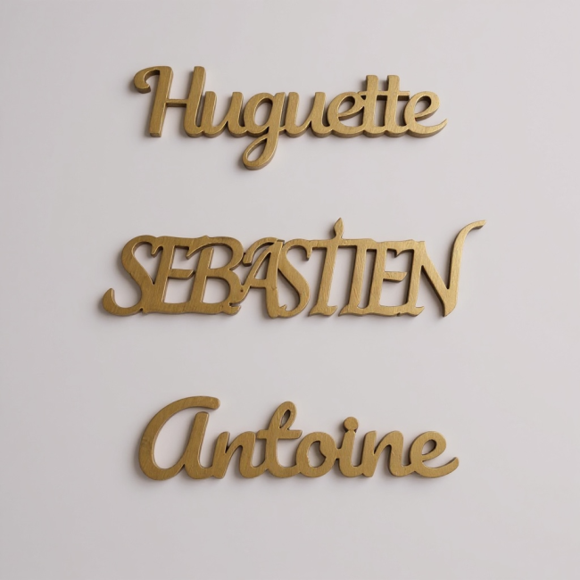 Comparatif de prénoms en bois personnalisés avec trois typographies au choix pour mariage