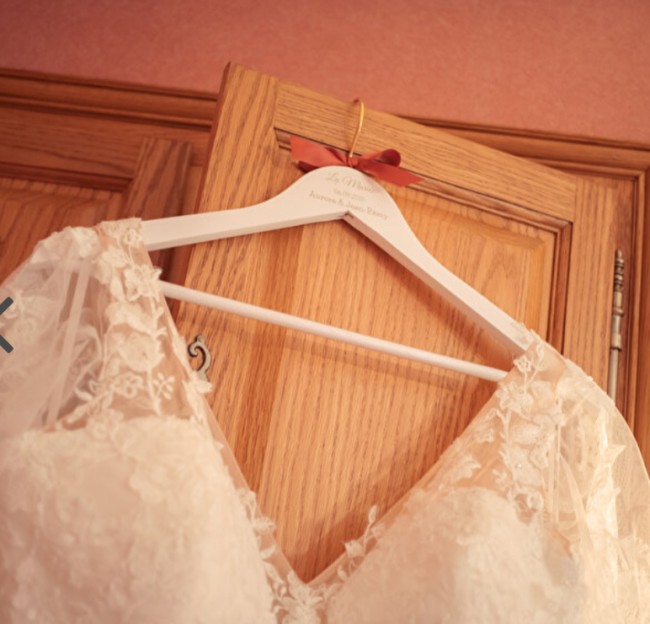 Cintre de mariage personnalisé  en bois gravé avec ruban terracotta