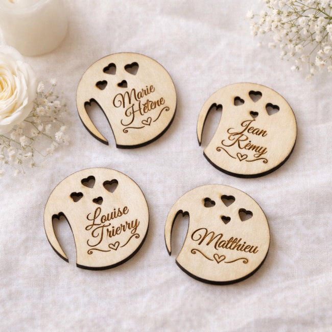 Marque-place personnalisé en bois pour table de mariage Marques-places mariage en bois personnalisés – gravure prénoms avec motif cœurs