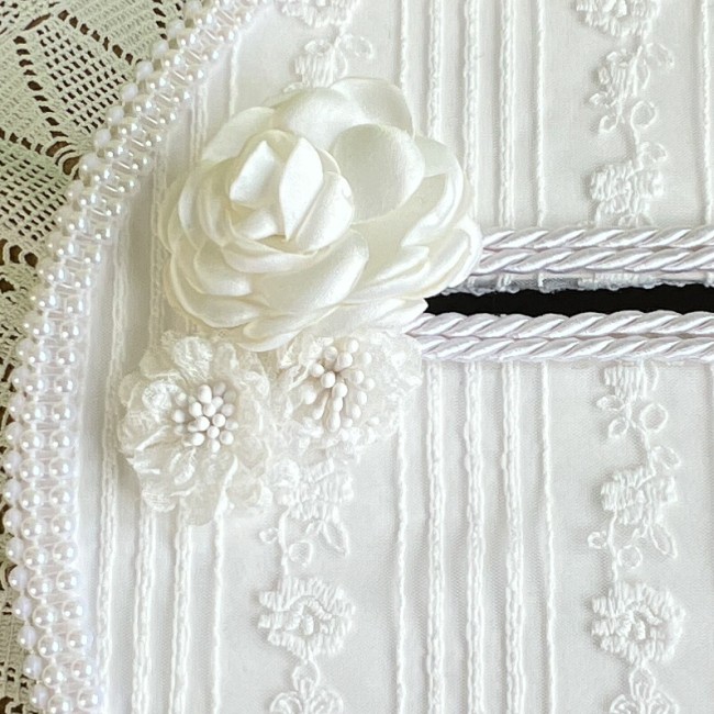 Détail des fleur et dentelle sur le couvercle coté gauche
