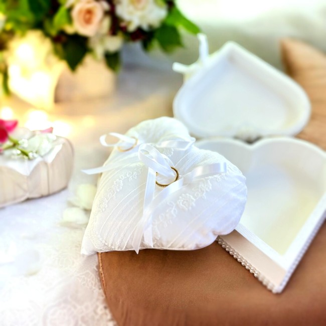Boîte à alliances cœur – Collection Chanelle Boîte à alliances cœur blanche assortie à la collection Chanelle