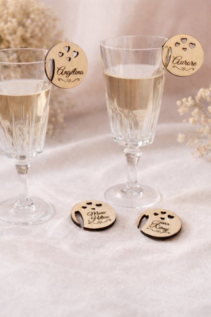 Marques-places mariage personnalisés en bois – idée déco table invités Marque-place en bois gravé pour verre de champagne – décoration de mariage personnalisée