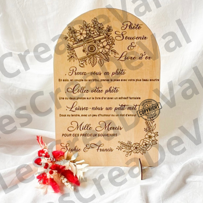 panneau photobooth livre d’or bois avec mise en scène tissu et fleurs