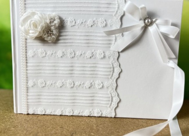 Livre d'or blanc assorti à l'urne Chanelle Livre d'or blanc décoré Chanelle