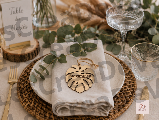 Décoration de table mariage bohème avec porte-nom Monstera personnalisé en bois