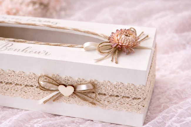 Zoom dentelle et cœur décoratif mariage Détail dentelle beige et nœud en ficelle avec cœur en bois sur boîte à mouchoirs mariage