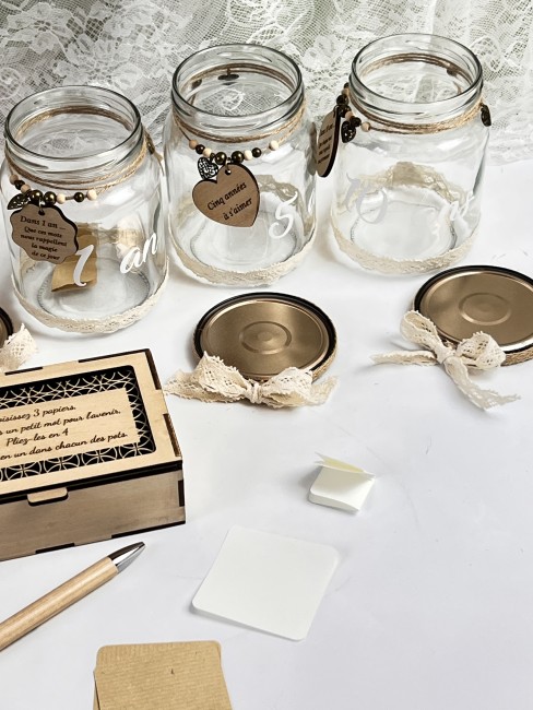 capsule-temporelle-mariage-boheme-avec-boite.jpg animation cérémonie laïque mariage avec trois pots décorés style champêtre