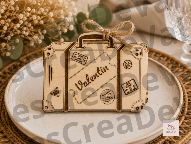 Marque-place mariage valise avec ficelle de jute personnalisée Marque-place mariage en bois en forme de valise avec ficelle de jute personnalisé au prénom de l'invité