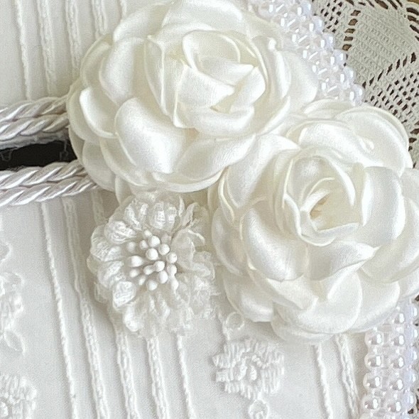 Détail urne mariage fleurs tissu dentelle perles