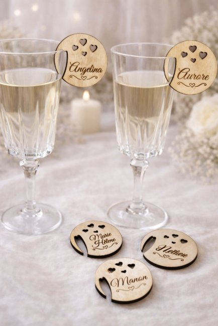 Marques-places mariage en bois gravé – élégants et personnalisables Marques-places en bois personnalisés pour verre de champagne – décoration mariage romantique