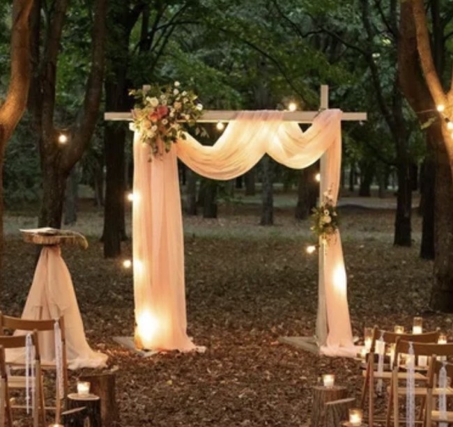 Arche de cérémonie en bois avec voilage pour mariage bohème à Toulouse
