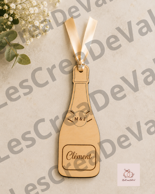 Marque-place bouteille de champagne personnalisé en bois Marque-place mariage en bois en forme de bouteille de champagne personnalisé avec prénom de l'invité et initiales des mariés