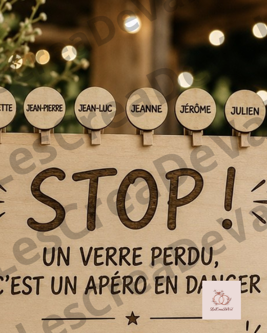 Marque-verres en bois personnalisés avec pince fixés sur le panneau en bois