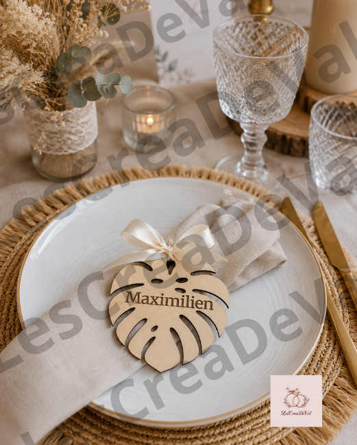 Porte-nom mariage en forme de feuille Monstera posé sur une assiette bohème