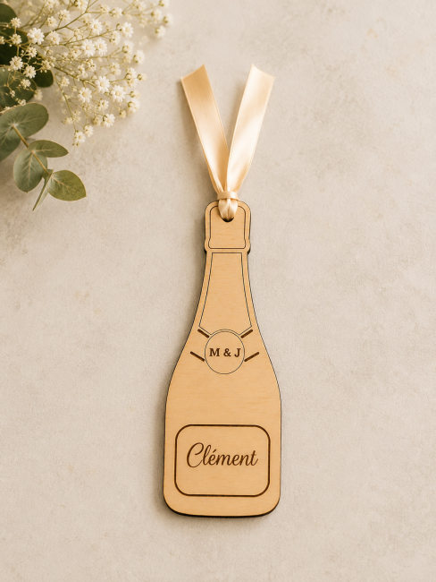 Marque-place mariage en bois en forme de bouteille de champagne personnalisé avec prénom de l'invité et initiales des mariés