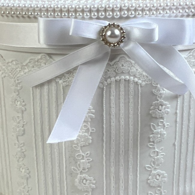 Détail du ruban satin  et dentelle sur le couvercle 