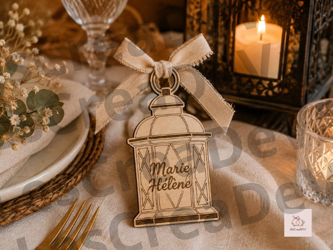 Marque-place mariage en bois personnalisé en forme de lanterne avec ruban satin dans une décoration de table romantique