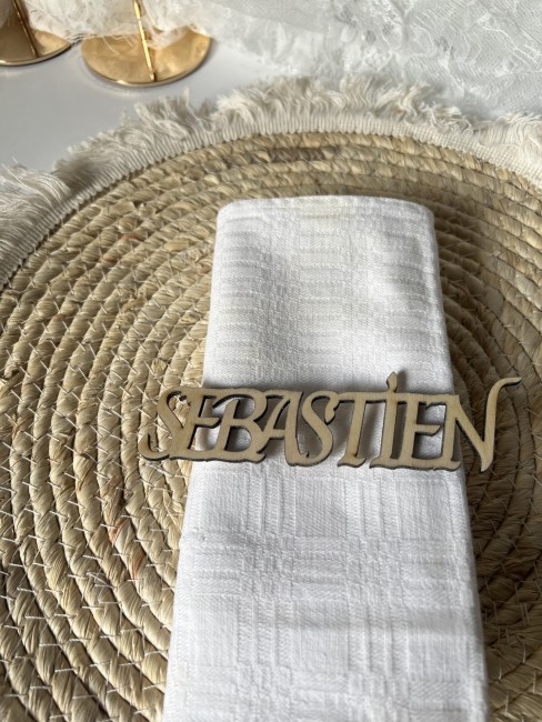 Prénom en bois découpé en majuscules typographie 2