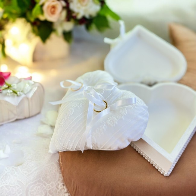 Boîte avec coussin et rubans satin