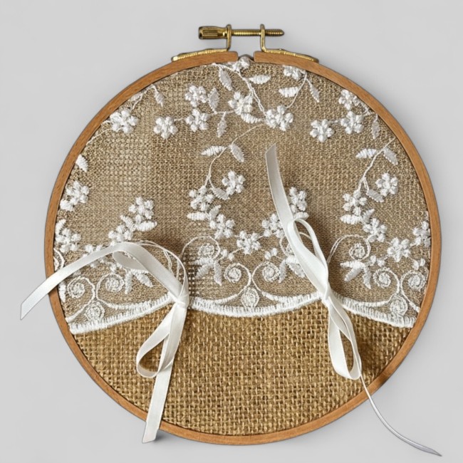 Porte-alliances champêtre Lucie en toile de jute et dentelle