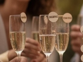 marque-verre-bois-personnalise-pince Marque-verres en bois personnalisés avec pince fixés sur des flûtes à champagne lors d'un mariage
