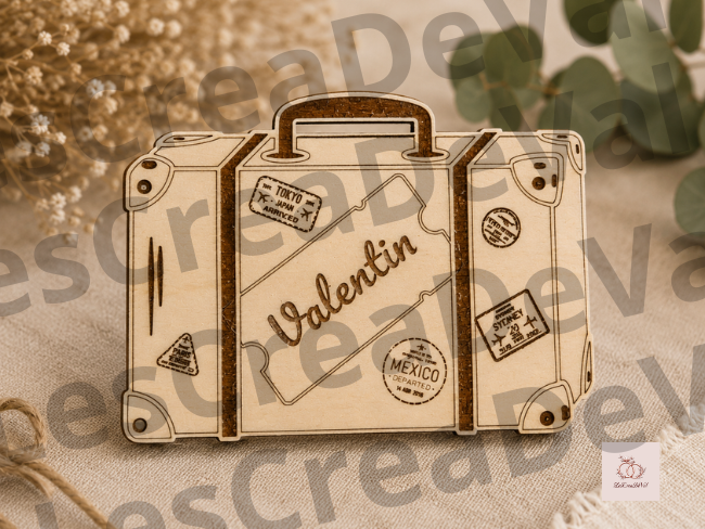 Porte-nom mariage valise personnalisé en bois – Thème voyage Porte-nom mariage en bois personnalisé en forme de valise posé sur une serviette – thème voyage