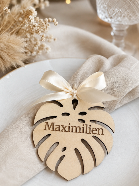 Porte-nom Monstera personnalisé avec ruban satin Porte-nom mariage Monstera en bois personnalisé avec prénom gravé et ruban satin