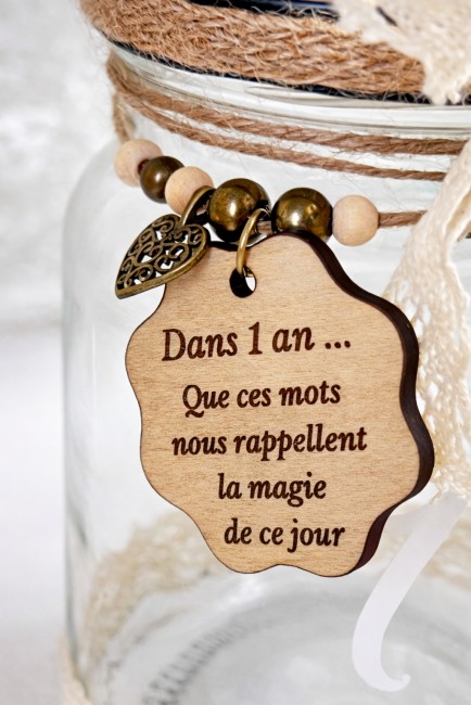 detail-pot-rituel-mariage-dentelle-boheme.jpg pot rituel mariage 1 an avec étiquette bois gravée et décoration dentelle bohème