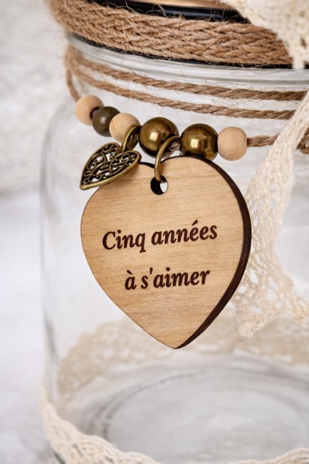 pot-ceremonie-laique-decoration-naturelle.jpg pot rituel mariage 1 an avec étiquette bois gravée et décoration dentelle bohème
